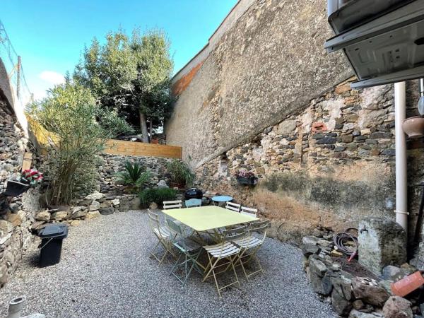 Maison de Village, Réserver  Péret Hérault