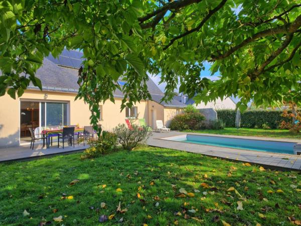 Holiday Home Villa au Parc Ny by Interhome, Prenota  Hotel con piscina a Bretagna, Piscina