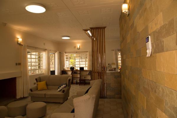 Aang House, Reserva ahora  Hoteles en Nakuru County con aparcamiento, Aparcamiento