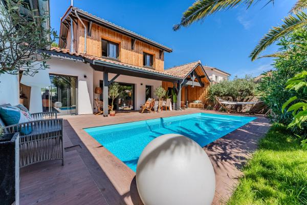 Villa avec Piscine La Teste de Buch, Reserva ahora  Hoteles en Aquitania con aparcamiento, Aparcamiento
