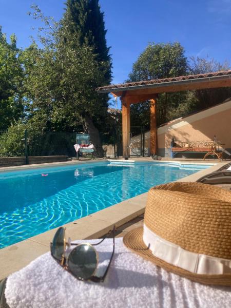 LE GRAND PARIS LA MAISON DE VACANCES, Prenota  Hotel a Alvernia con parcheggio, Parcheggio
