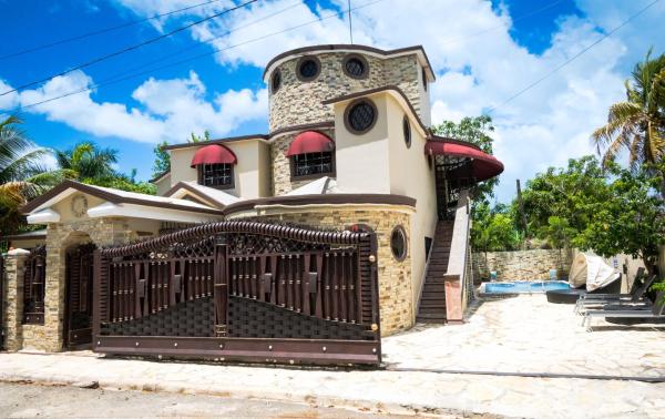 Villa lujosa con piscina bayaguana, Buchen Sie  Hotels in Monte Plata mit Parkplatz, Parkplätze