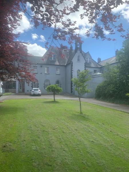 Presentation Convent, Buchen Sie  Mooncoin Village 