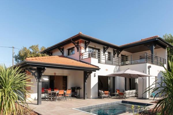 Villa Fabienne in city center with heated pool, Reserva ahora  Hoteles en Aquitania con aparcamiento, Aparcamiento