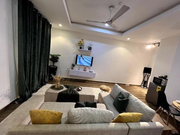 Cozy minimal suite, Reserva ahora  Hoteles en Gran Acra con aparcamiento, Aparcamiento