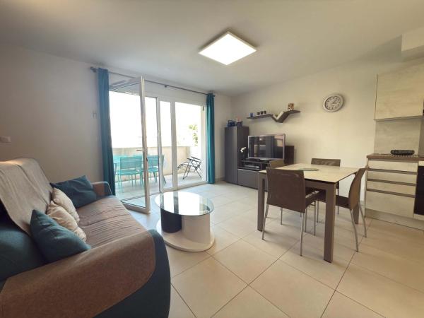 Villa Bianca Appartement DUPLEX climatisé à 500m de la plage, Réserver  Hôtels à Hérault avec parking, Parking