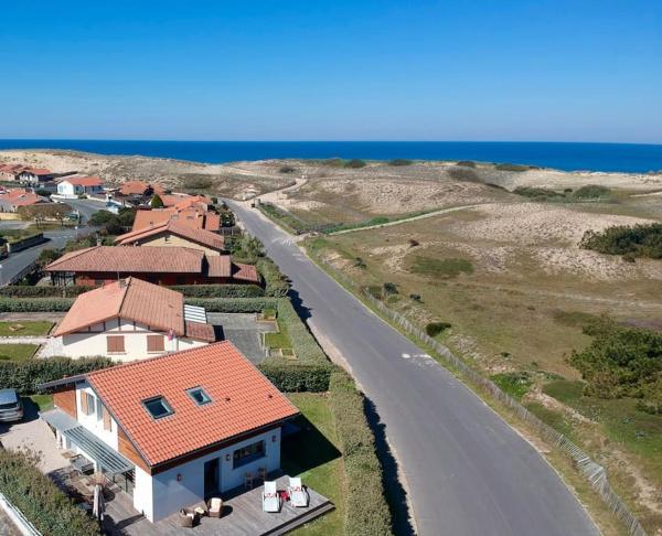 Modern Beach Villa 150m from the Atlantic surf, Reserva ahora  Hoteles en Aquitania con aparcamiento, Aparcamiento
