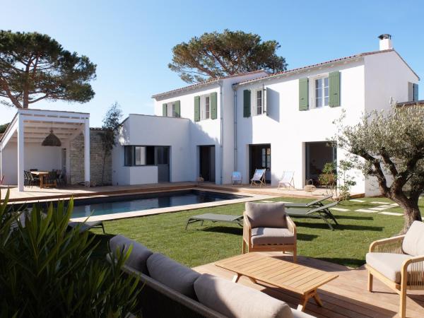 Villa Les Pins étoilés - 100m de la plage à La Couarde sur Mer, Réserver  Hôtels à Aquitaine avec piscine, Piscine