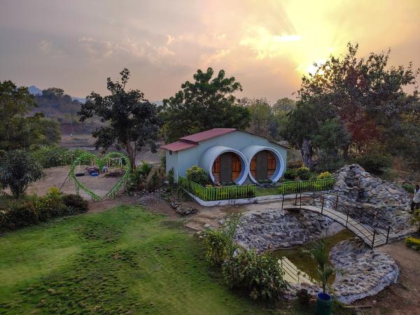 Van Vagdo Resort, Prenota  Hotel con piscina a Garudeshwar, Piscina