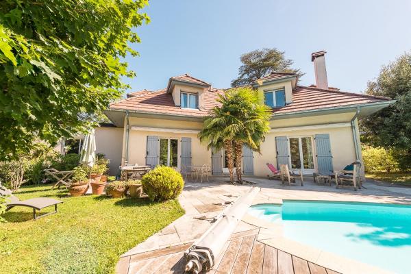 Villa Enfance - Piscine privée et proche Lac dAnnecy, Prenota  Hotel a Alvernia con parcheggio, Parcheggio