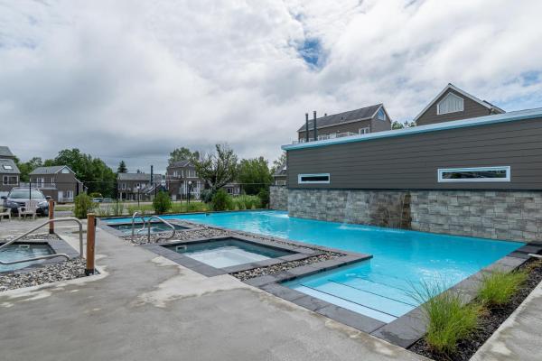 Condo climatisé près du Mont Sainte-Anne avec parc aquatique, piscine, spa, gym, arcades et billard, Prenota  Beaupré Mont Sainte-Anne