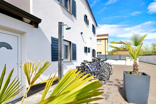 Apartments ROSINI, 300m from the beach with shared tavern and bikes, Nin, Buchen Sie Ferienwohnung Nin Gespanschaft Zadar