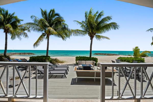 White House - Exclusive Luxury Beachfront Villa - Private White Sand Beach, Buchen Sie  Hotels mit Pool in New Providence, Schwimmbad