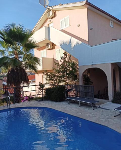 Apartmani Zulin, Buchen Sie  Hotels in Gespanschaft Split-Dalmatien mit Pool, Schwimmbad