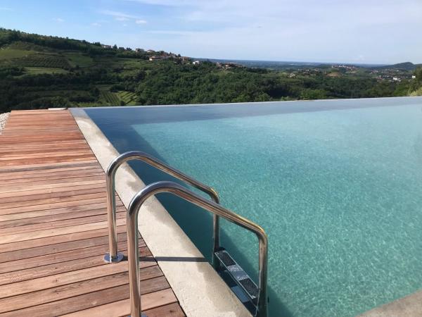 Enam Room, Buchen Sie  Hotels in Goriška Brda mit Pool, Schwimmbad