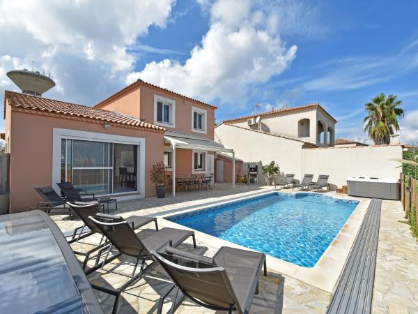 Villa in Le Grau du Roi near Flamingo Lagoon, Réserver  Hôtels à Camargue avec parking, Parking