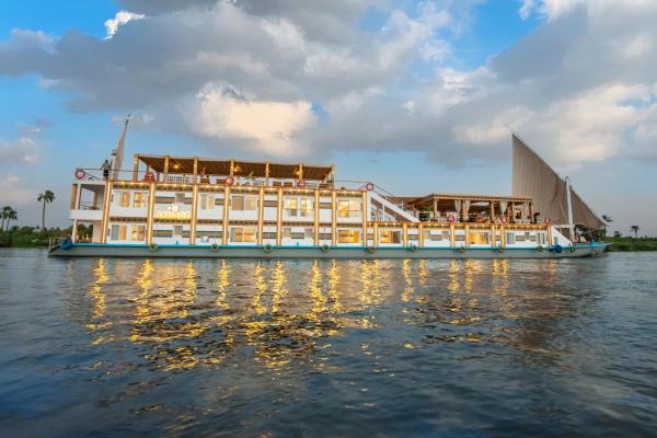 Azhar II Dahabiya Luxury Nile Cruise, Reserva ahora  Hoteles en Quena con aparcamiento, Aparcamiento