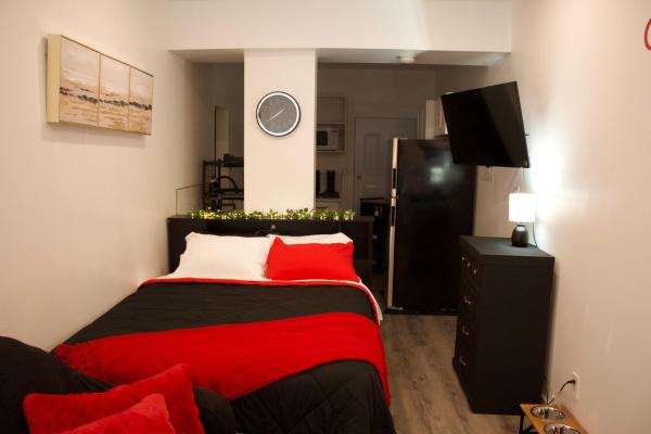 Studio - Cozy Downtown Hideaway, Buchen Sie  Hotels in Ontario mit Parkplatz, Parkplätze