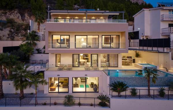 Luxurious 5-Bedroom Villa "Million Dreams" with Infinity Pool, Spa zone, Hot-tub, Spectacular Sea Views, Buchen Sie  Hotels in Gespanschaft Split-Dalmatien mit Pool, Schwimmbad