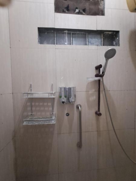 Adhya Homestay Backpacker, Buchen Sie  Hotels in Provinz Yogyakarta mit Parkplatz, Parkplätze