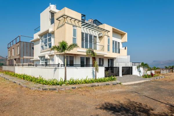 ELIVAAS White House 4-BHK Villa with Panoramic Hill Views, Glass Room, Outdoor Pool & Dam nearby, Réserver  Igatpuri 