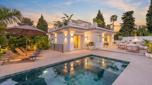 VACATION MARBELLA I Villa Ava, Private Heated Pool, Rooftop Hot Tub, Sauna, Luxury Interior, Golf and Sea Nearby, Prenota  Hotel a Costa del Sol con piscina, Piscina
