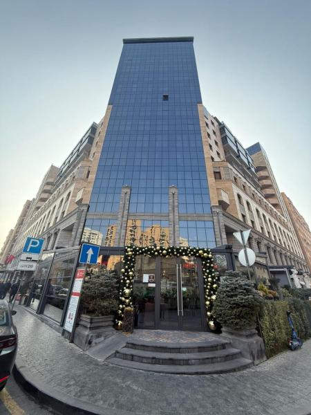 Central Yerevan 3 Bedroom Penthouse Near Republic Square.Excellent Balcony View., Buchen Sie Ferienwohnung Hotels in Jerewan mit Parkplatz, Parkplätze