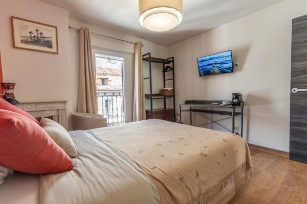 Suites Preciados l Madrid City Center, Book  Madrid Community of Madrid, near Edificio Grassy