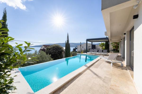 Villa White Palm Excelsior, Buchen Sie  Hotels in Gespanschaft Split-Dalmatien mit Pool, Schwimmbad