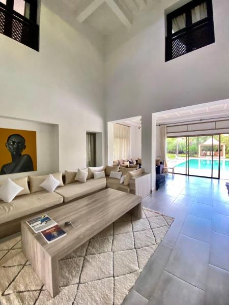 Luxueuse villa avec piscine et magnifique jardin, Prenota  Hotel con piscina a Gzoula, Piscina