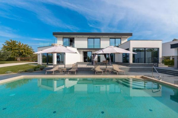 Villa Nura for 8 persons near Poreč with 36 m2 heated pool, with sauna & sea view, Buchen Sie  Kaštelir Umag Countryside