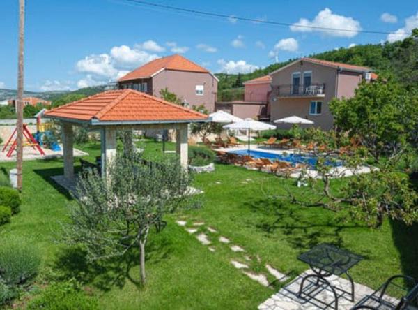 Villa Popovića dvori, Buchen Sie  Hotels in Gespanschaft Split-Dalmatien mit Pool, Schwimmbad
