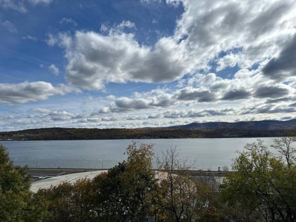 Hudson Valley Top Getaway with a River View, Prenota  Newburgh Hudson Valley