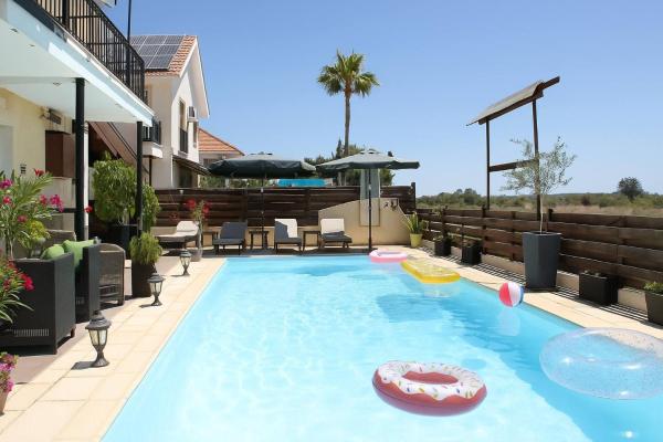 Comfy room with sea view in Villa private pool, Buchen Sie  Hotels in Bezirk Larnaca mit Parkplatz, Parkplätze