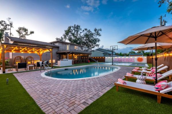 Casa Palmera Family Villa 5 Minutes to the Beach with Heated Pool and Outdoor Cinema, Buchen Sie  Seminole Florida