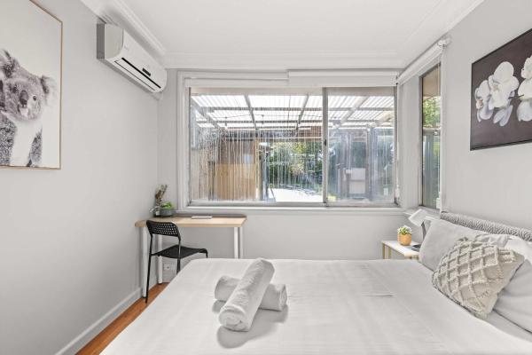 Light & Simple Double Room - Peakhurst Area - Shared Bathroom, Book  Peakhurst New South Wales