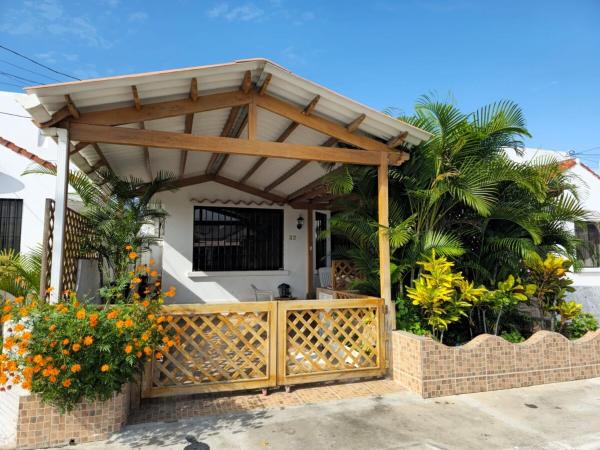Villa cerca al malecón de Salinas para 10 personas, Buchen Sie  Hotels in Provinz Santa Elena mit Parkplatz, Parkplätze