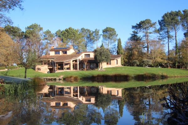 A LEsquirot, Reserva ahora  Hoteles en Aquitania con aparcamiento, Aparcamiento
