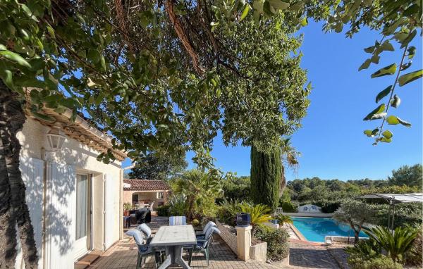 Villa Avec Piscine 1, Prenota  Hotel con piscina a Alvernia, Piscina