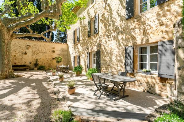 La Grange Bessac, Prenota  Hotel a Violes con parcheggio, Parcheggio