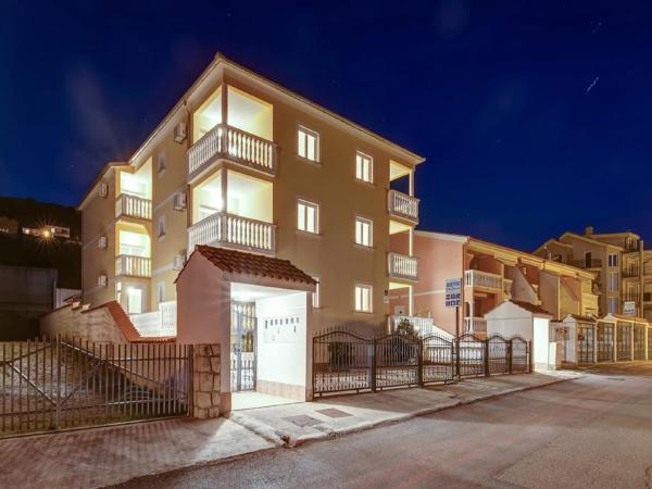Villa in Croatia with Pool near Beach, Buchen Sie  Hotels mit Pool in Kvarner-Bucht, Schwimmbad