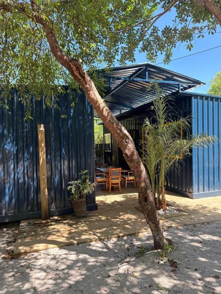 Container Azul na beira do rio e a poucos metros do mar, Reserva ahora  Hoteles en Noreste de Brasil con aparcamiento, Aparcamiento