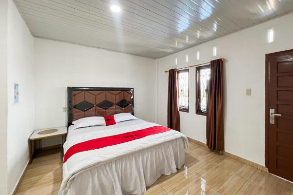 RedDoorz @ Raya Hotel Berastagi, Buchen Sie Hotel Berastagi Sumatra