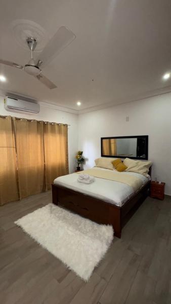 Adonai house - Kevat homes, Reserva ahora  Hoteles en Gran Acra con aparcamiento, Aparcamiento