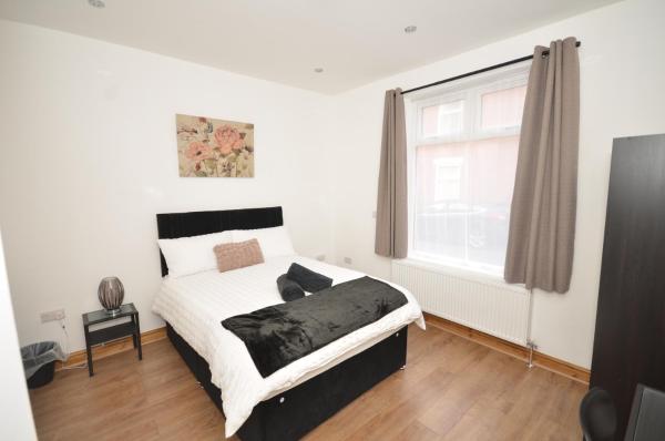 JMG HOUSE - Quality Rooms, Buchen Sie  West Bromwich West Midlands