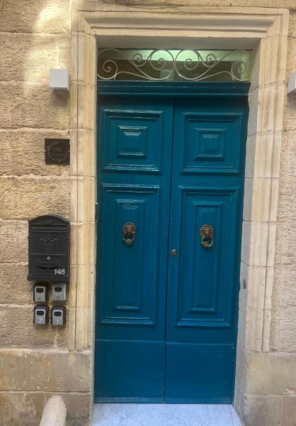 Phi Home Bormla, Réserver  Hôtels à Three Cities avec parking, Parking