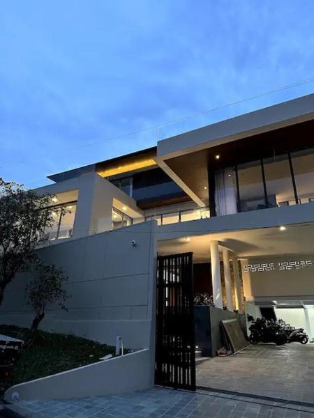 Eirenes Lakeside Villa, Buchen Sie  Hotels in West-Java mit Parkplatz, Parkplätze
