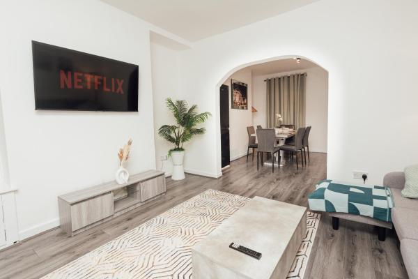 Stylish 3 Bed Home with 4 beds- 5 Min walk From Anfield Stadium, Buchen Sie  Anfield Liverpool