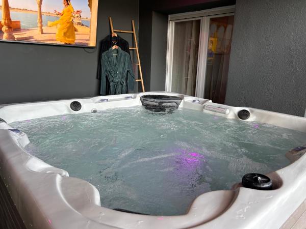 la suite prestige avec SPA SAUNA NETFLIX JARDIN, Reserva ahora  Champigneulles Lorena