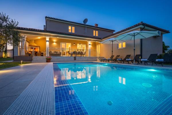 Villa Karla near Pula for 8 persons with private pool, kids playground & pet friendly, Reserva ahora  Hoteles en Istria central con piscina, Piscina